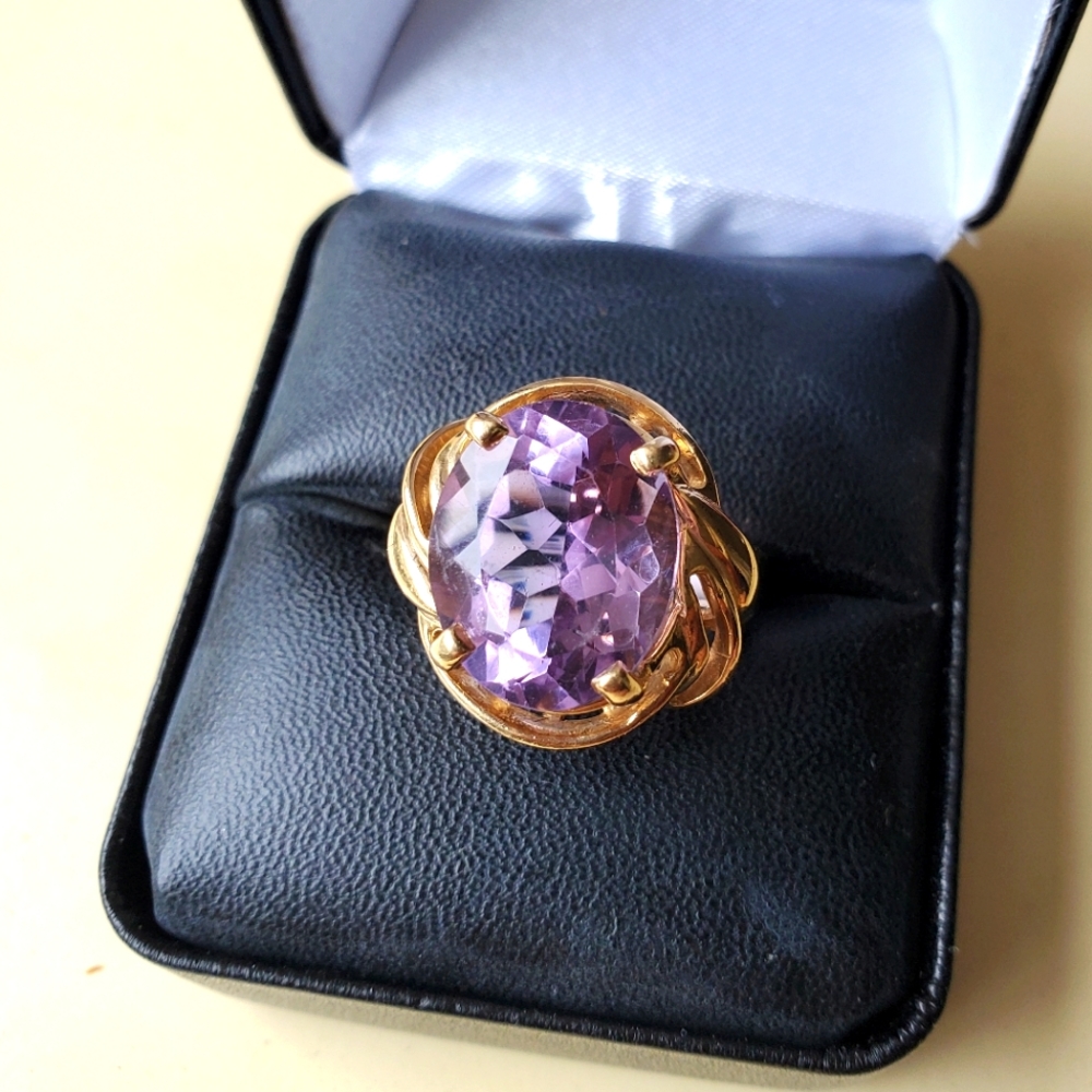 Beautiful 14kt gold ring.